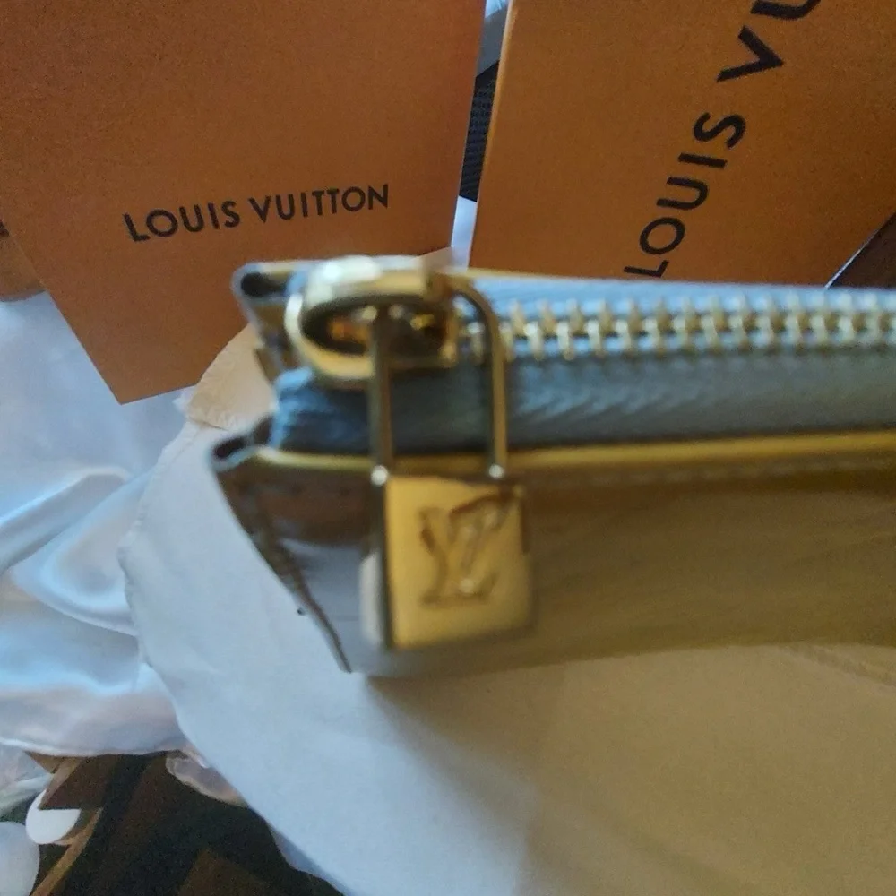 Louis Vuitton Gold Monogram Crossbody Bag - Picture 5 of 12